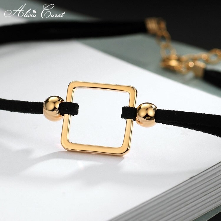 Collier Ras de Cou Carré Central Doré