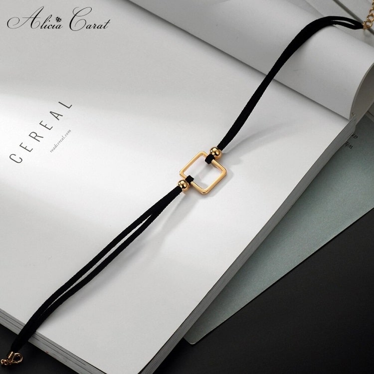 Collier Ras de Cou Carré Central Or