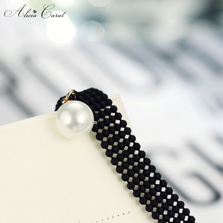Collier Ras de Cou Noir avec Perle Centrale