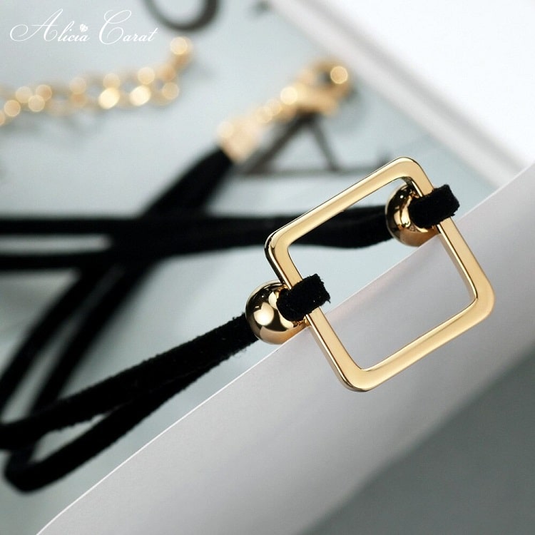 Collier Ras de Cou avec Carre Central Doré Alicia Carat