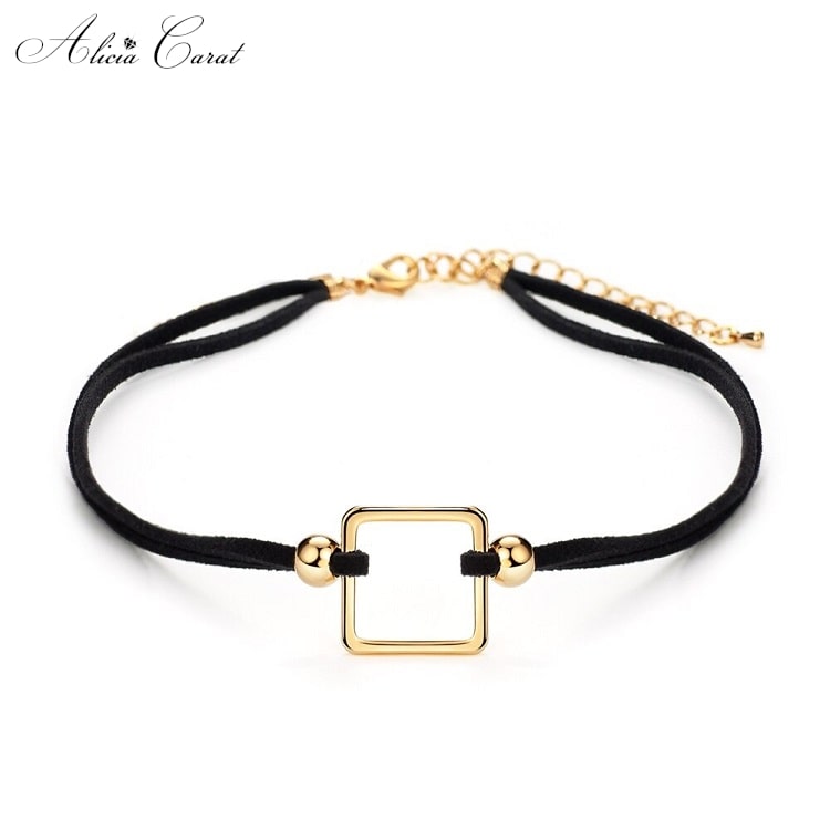 Collier Ras de Cou avec Carré Central Doré