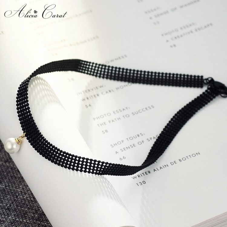 Collier Ras de Cou avec Perle Centrale